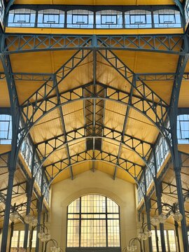 Interior of R&aacute;k&oacute;czi Market Hall (R&aacute;k&oacute;czi T&eacute;ri V&aacute;s&aacute;rcsarnok) in Budapest, Hungary, featuring traditional market stalls and historic architecture
