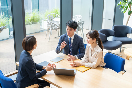 ビジネス　夫婦　カップル　接客　打合せ　対面