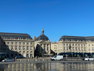 Obraz premium Neoclassical Facade Reflected In The Water Mirror Bordeaux France