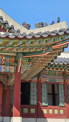 Obraz premium Colorful Dancheong patterns and traditional wooden architecture details at Changdeokgung Palace
