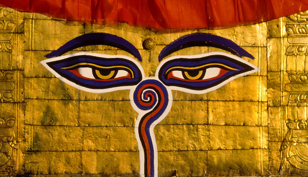 Die aufgemalten Augen Buddhas auf der Stupa Swayambhunathts,  buddhistischer Tempelkomplex auf einem H&uuml;gel im Westen von Kathmandu, Unesco Weltkulturerbe, Nepal
