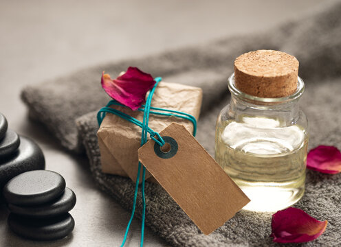 Geschenk und Gutschein mit Copyspace f&uuml;r Massage, Hot Stone oder Wellness&nbsp;&nbsp;