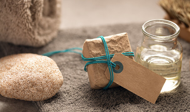 Geschenk-P&auml;ckchen und Gutschein mit Copyspace f&uuml;r Massage, Wellness oder Beauty-Behandlung&nbsp;&nbsp;