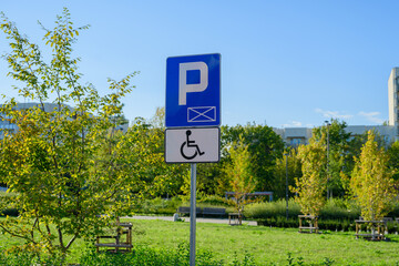 Znak parkingowy dla osób z niepełnosprawnościami w Warszawie