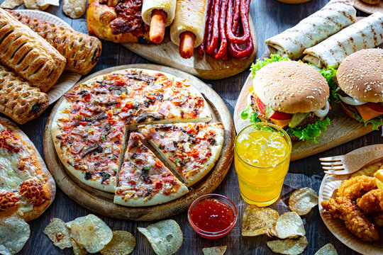 Foods enhancing the risk of cancer. Junk food