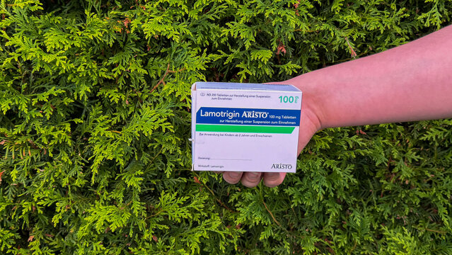 Hand holding lamotrigin aristo medicine box