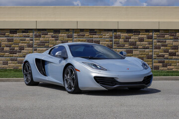 Obraz premium McLaren MP4-12C Base at a dealership. McLaren offered the MP4-12C with a 616HP 3.8L Twin-Turbocharged V8 engine. MY:2014