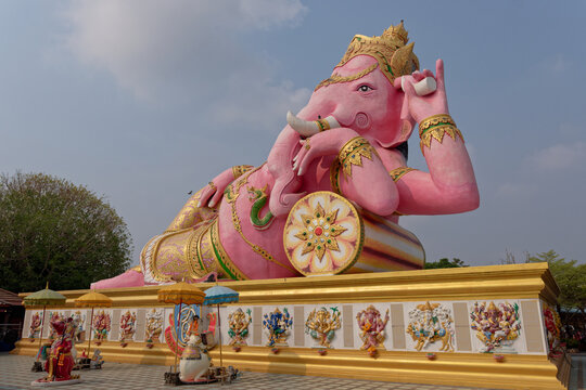 wat saman rattanaram, ganesha, ganesh, pink ganesha, reclining ganesha, giant ganesha, elephant god, chachoengsao, thailand, thai temple, buddhist temple, hindu god, statue, monument, deity, hinduism,