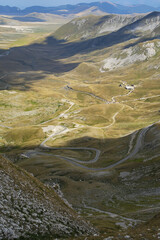 Naklejka premium Strade viste dall'alto a Campo Imperatore, Abruzzo, Italia