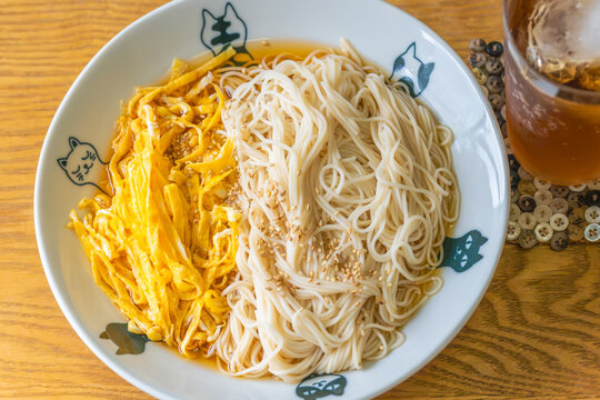夏の定番料理 錦糸卵を添えたさっぱりそうめん