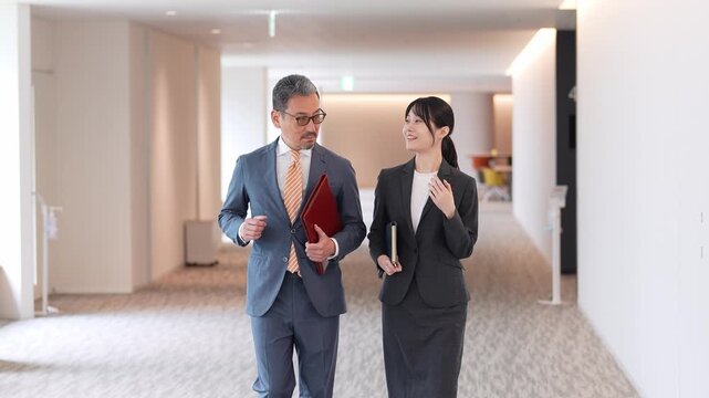 廊下を歩くビジネスパーソン