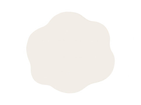Une forme organique abstraite de couleur beige clair aux contours ondul&eacute;s et arrondis sur un fond blanc pur, id&eacute;ale pour le design graphique minimaliste.