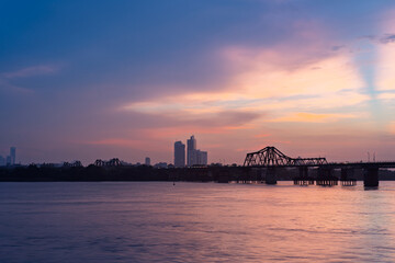 Fototapeta premium Long Bien Bridge at Sunset over the Red River in Hanoi, Vietnam