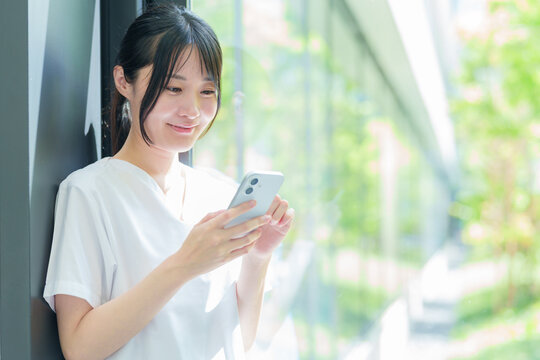 スマートフォンを使う看護師の女性