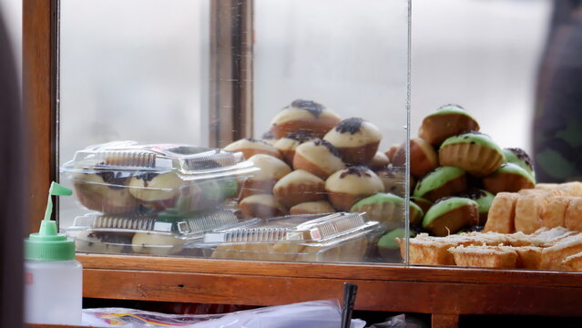 This cake is called &ldquo;Kue Cubit&rdquo; because the vendor uses tongs to pick up the baked cakes, making it look as if they&rsquo;re being pinched
