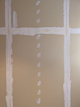 Gypsum board wall with visible seams before joint compound application