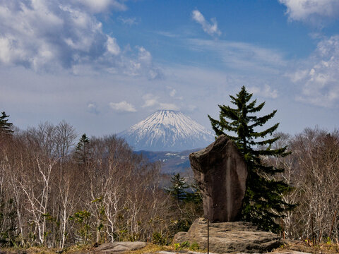峠に立つ岩と羊蹄

