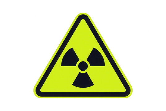 Ein leuchtend gelbes dreieckiges Warnschild mit einem markanten schwarzen Radioaktivit&auml;tssymbol in der Mitte, das auf eine potenzielle Gefahr hinweist und isoliert auf einem sauberen wei&szlig;en