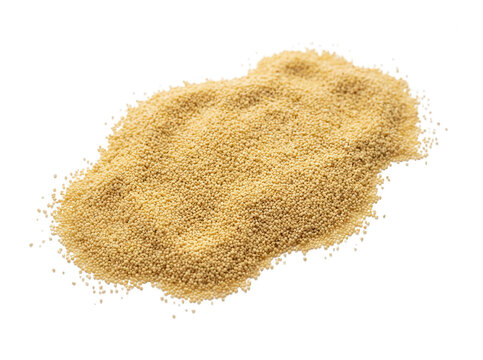 Un mont&oacute;n de az&uacute;car moreno de ca&ntilde;a cruda con textura granulada y color dorado, aislado sobre un fondo blanco puro, ideal para fotograf&iacute;a de ingredientes culinarios y conceptos de reposter&iacute;a saludable.