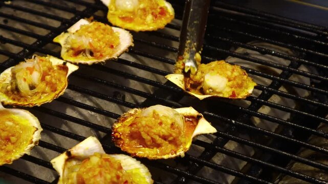 I am grilling scallops on the grill.그릴위에서 가리비를 굽고 있습니다.