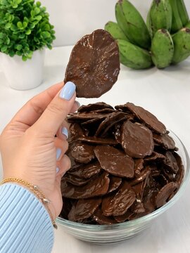 Keripik pisang  renyah dan manis,di balut coklat lumer