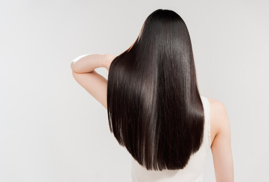 長く美しい黒髪ストレートの日本人女性の後ろ姿