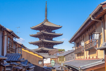 Fototapeta premium Gion District, Historic Geisha Quarter and Traditional Cultural Landmark in Kyoto, Yasaka Pagoda Rising Above the Historic Streets of Gion District in Kyoto, Japan