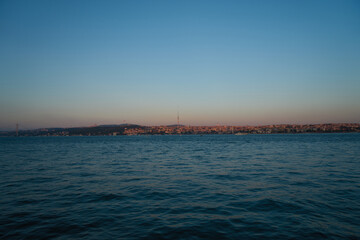 トルコ・イスタンブール、ボスポラス海峡越しに広がる夕暮れの街並み © 佑樹 稲垣