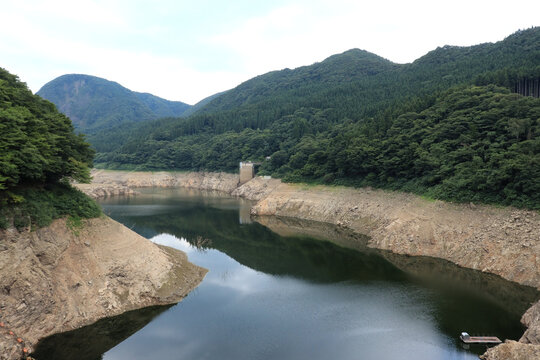 少雨による渇水で貯水率が0％になった日本の鳴子ダム（日本宮城県大崎市、2025年8月撮影）