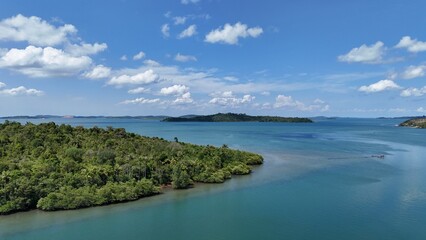 Obraz premium Tropical Island Aerial View with Lush Green Vegetation