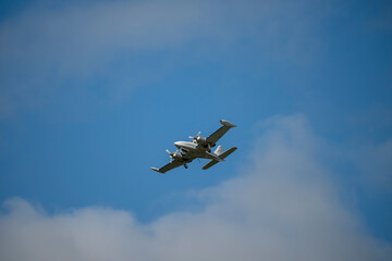 Silver plane glides through clear blue sky © Travis
