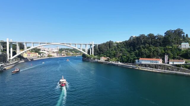 Ponte da arrabida porto rio douro river boats drone aerial