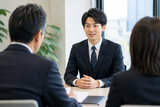 20代男性の就職面接での応対表情