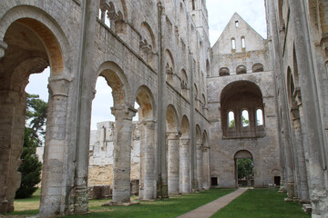 Obraz premium ruined romanesque abbey church in jumièges in normandy in france 