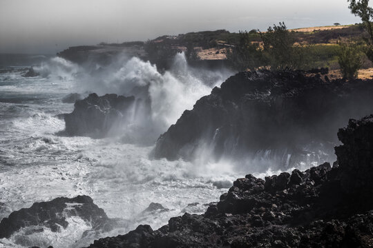 D&eacute;ferlantes au Souffleur de Saint-Leu, &icirc;le de La R&eacute;union 