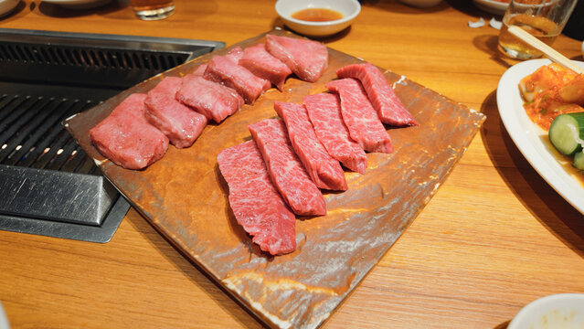 焼肉屋。焼肉、炭火、グリル、カルビ、高級、ハラミ、和牛、韓国、盛り合わせ、グルメ、飲食店、レストラン