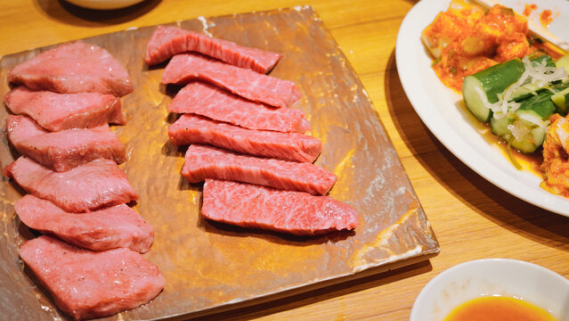 焼肉屋。焼肉、炭火、グリル、カルビ、高級、ハラミ、和牛、韓国、盛り合わせ、グルメ、飲食店、レストラン