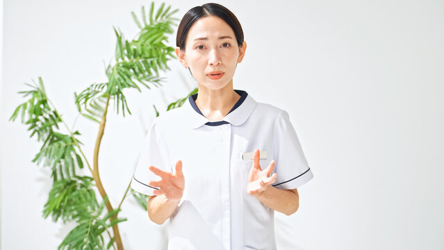 会話する白衣の女性。看護師、介護士、インタビュー、診察、診療、相談、面談、問診、取材、注意、リスク