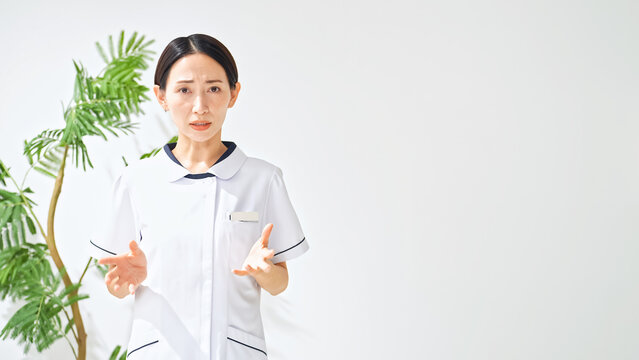 会話する白衣の女性。看護師、介護士、インタビュー、診察、診療、相談、面談、問診、取材、注意、リスク