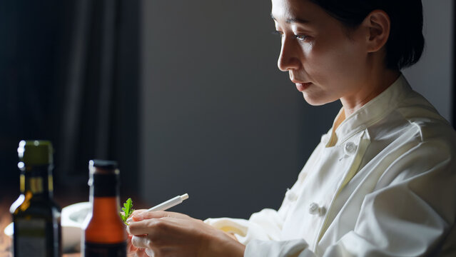 レシピを考える女性シェフ。調理師、レストラン、飲食店、料理、フレンチ、イタリアン、メモ、ディナー