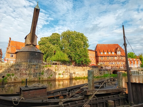 Blick in den alten Hafen mit historischem Kran in L&uuml;neburg