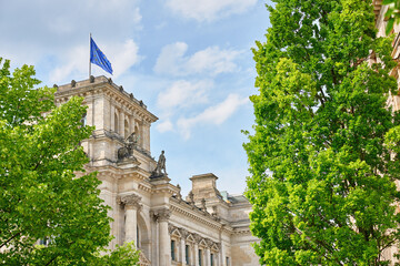 Naklejka premium Government building with European Union flag and trees