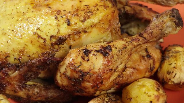 poulet r&ocirc;ti et pommes de terre r&ocirc;ties, en gros plan