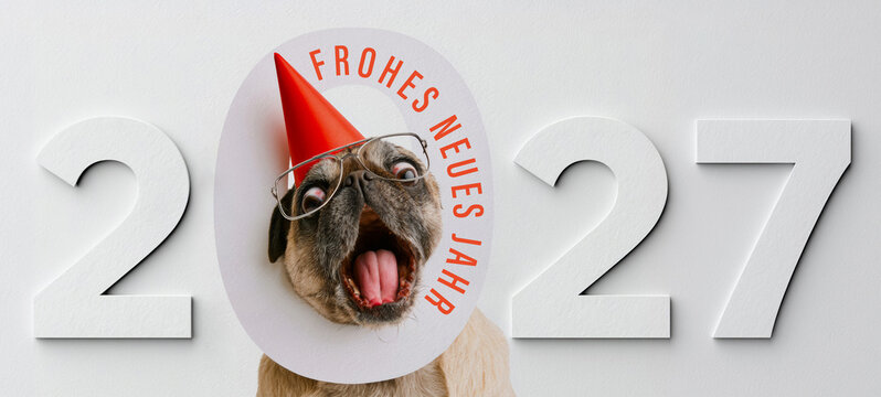 Frohes neues Jahr 2027, Silvester Party Neujahr Gru&szlig;karte, Karte mit deutschem Text - Lustiges Mops Hund mit Jahreszahl, isoliert auf weissem Hintergrund