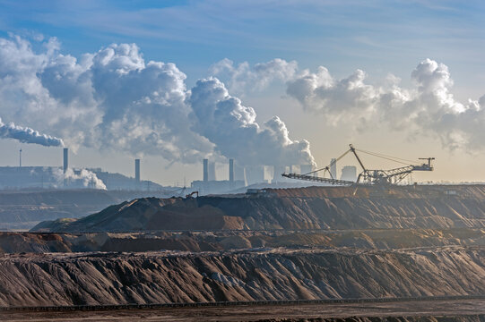 Germany, North Rhine-Westphalia, Grevenbroich, view to spreader in front of brown coal mining Garzweiler I