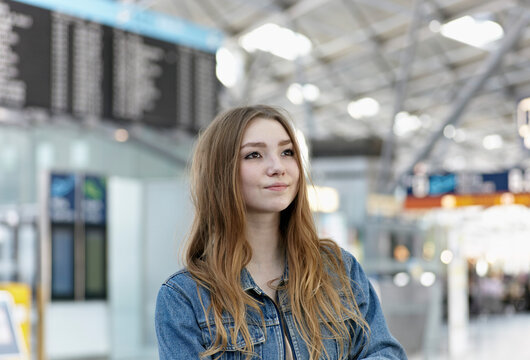 Germany, Cologne, Teenage girl at airport