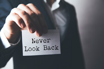 Naklejka premium Never Look Back text on paper