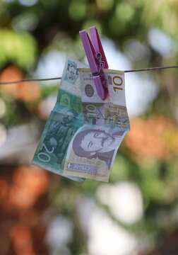 A Serbian dinar bill hanging from a clothespin