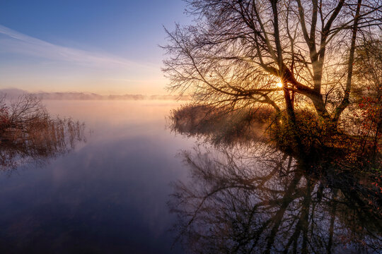 Sonnenaufgang am Zuflu&szlig; der Ach in den Staffelsee, Uffing, Oberbayern, Bayern, Deutschland