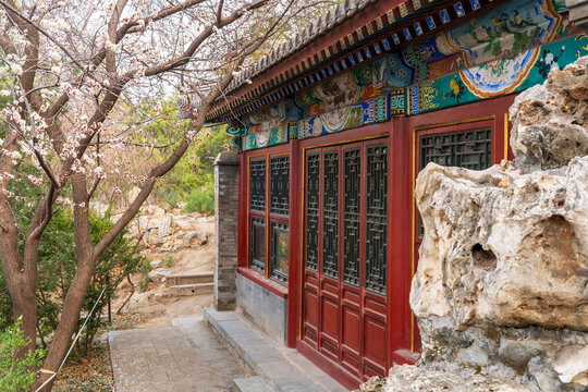 Beihai Park is located in Beijing, China.